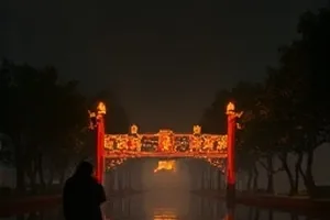 第九个夏天解析图：台风前的街道遮阳棚